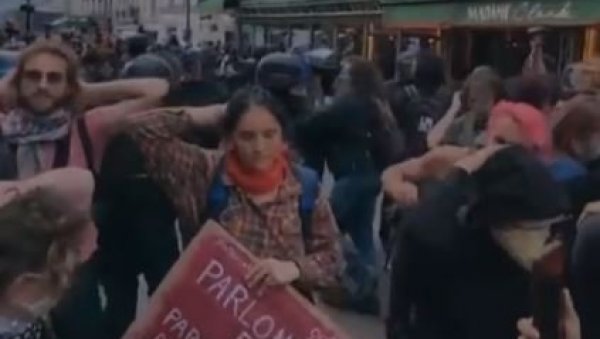 ПЕНДРЕК ПО ЛЕЂИМА: ЕУ полиција у обрачуну са демонстрантима у Француској (ВИДЕО)