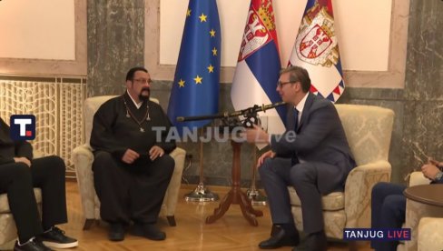 VUČIĆ UGOSTIO STIVENA SIGALA (VIDEO)