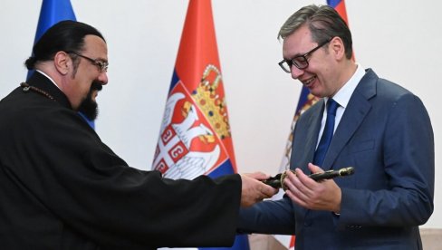 VUČIĆ UGOSTIO STIVENA SIGALA: NJegovo opredeljenje da Srbiju doživljava kao svoju drugu domovinu, nama predstavlja veliku čast (VIDEO) VUČIĆ UGOSTIO STIVENA SIGALA: NJegovo opredeljenje da Srbiju doživljava kao svoju drugu domovinu, nama predstavlja veliku čast (VIDEO)