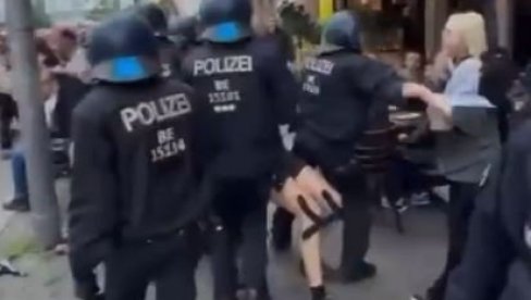 ЖЕНИ ПЕСНИЦА У ГЛАВУ: ЕУ полиција на нивоу задатка (ВИДЕО) ЖЕНИ ПЕСНИЦА У ГЛАВУ: ЕУ полиција на нивоу задатка (ВИДЕО)