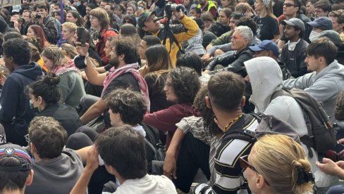 ЛЕКОРНИЈЕВО ЖОНГЛИРАЊЕ ЗА ОПСТАНАК: У Паризу и другим градовима чисте трагове од протеста и већ се спремају за ново окупљање ЛЕКОРНИЈЕВО ЖОНГЛИРАЊЕ ЗА ОПСТАНАК: У Паризу и другим градовима чисте трагове од протеста и већ се спремају за ново окупљање