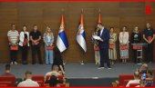 VUČIĆ URUČUJE UGOVORE O RADU: Prijem za 18 medicinskih radnika koji su odlučili da se vrate u Srbiju (VIDEO) VUČIĆ URUČUJE UGOVORE O RADU: Prijem za 18 medicinskih radnika koji su odlučili da se vrate u Srbiju (VIDEO)