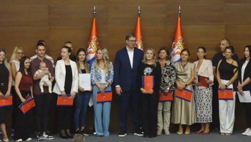 DOBRODOŠLI SVOJOJ KUĆI, PONOSNI SMO NA VAS: Vučić uručio ugovore medicinskim radnicima koji su se iz inostranstva vratili u Srbiju