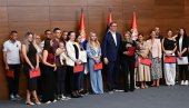 DOBRODOŠLI SVOJOJ KUĆI, PONOSNI SMO NA VAS: Vučić uručio ugovore medicinskim radnicima koji su se iz inostranstva vratili u Srbiju DOBRODOŠLI SVOJOJ KUĆI, PONOSNI SMO NA VAS: Vučić uručio ugovore medicinskim radnicima koji su se iz inostranstva vratili u Srbiju