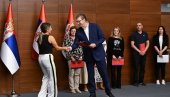 SPREMNI SMO IZDVOJIMO I VIŠE NOVCA ZA POVRATAK NAŠIH LEKARA IZ INOSTRANSTVA Vučić: Oni znaju kako je raditi u najboljim klinikama SPREMNI SMO IZDVOJIMO I VIŠE NOVCA ZA POVRATAK NAŠIH LEKARA IZ INOSTRANSTVA Vučić: Oni znaju kako je raditi u najboljim klinikama