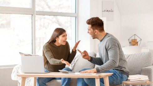 KAKO ZAUSTAVITI SVAĐE SA PARTNEROM OKO NOVCA: Da li je bolje da imate zajednički budžet ili da svako troši svoje pare? KAKO ZAUSTAVITI SVAĐE SA PARTNEROM OKO NOVCA: Da li je bolje da imate zajednički budžet ili da svako troši svoje pare?