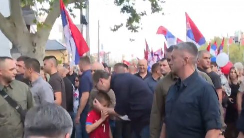 VUČIĆ NA SKUPU PROTIV BLOKADA: Reka ljudi krenula u šetnju protiv blokada, predsednik na čelu kolone (VIDEO) VUČIĆ NA SKUPU PROTIV BLOKADA: Reka ljudi krenula u šetnju protiv blokada, predsednik na čelu kolone (VIDEO)