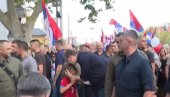 VUČIĆ NA SKUPU PROTIV BLOKADA: Reka ljudi krenula u šetnju protiv blokada, predsednik na čelu kolone (VIDEO)