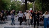 KOLO U SOKOBANJI: Građani pokazali pravu sliku Srbije na protestima protiv blokada (VIDEO) KOLO U SOKOBANJI: Građani pokazali pravu sliku Srbije na protestima protiv blokada (VIDEO)