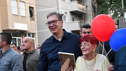 VUČIĆ NA SKUPU PROTIV BLOKADA: Reka ljudi u šetnju protiv blokada, predsednik na čelu kolone (VIDEO) VUČIĆ NA SKUPU PROTIV BLOKADA: Reka ljudi u šetnju protiv blokada, predsednik na čelu kolone (VIDEO)