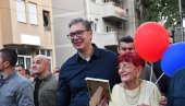VUČIĆ NA SKUPU PROTIV BLOKADA: Reka ljudi u šetnji, predsednik na čelu kolone (VIDEO) VUČIĆ NA SKUPU PROTIV BLOKADA: Reka ljudi u šetnji, predsednik na čelu kolone (VIDEO)