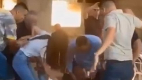OVO JE OČAJ BLOKADERA TERORISTA: Pogodili čoveka flašom u glavu, nasrtali na policiju i novinarku... OVO JE OČAJ BLOKADERA TERORISTA: Pogodili čoveka flašom u glavu, nasrtali na policiju i novinarku...