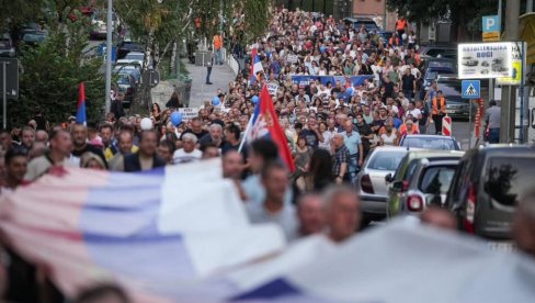 НАЈЛЕПШЕ СЛИКЕ СА СКУПОВА ПРОТИВ БЛОКАДА: Грађани показали јединство (ФОТО)