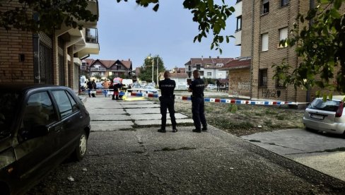 PRVI SNIMCI JEZIVOG UBISTVA U NIŠU: Muškarac (28) ubijen nakon rasprave sa dva hica, deca počela da vrište (FOTO/VIDEO) PRVI SNIMCI JEZIVOG UBISTVA U NIŠU: Muškarac (28) ubijen nakon rasprave sa dva hica, deca počela da vrište (FOTO/VIDEO)