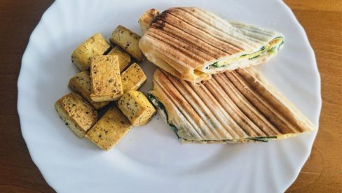 ЗЛАТНА ТОРТИЉА СА ТОФУОМ И СПАНАЋЕМ: Укусан доручак за пет минута! ЗЛАТНА ТОРТИЉА СА ТОФУОМ И СПАНАЋЕМ: Укусан доручак за пет минута!