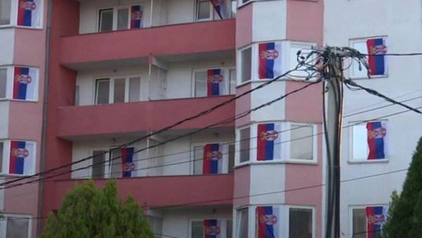 ВИЈОРЕ СЕ ТРОБОЈКЕ: У Северној Митровици истакнуте заставе Србије подовом Дана српског јединства (ВИДЕО) ВИЈОРЕ СЕ ТРОБОЈКЕ: У Северној Митровици истакнуте заставе Србије подовом Дана српског јединства (ВИДЕО)
