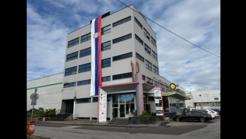 SRPSKA TROBOJKA NA ZGRADI U LINCU: Praznik jedinstva i ponosa SRPSKA TROBOJKA NA ZGRADI U LINCU: Praznik jedinstva i ponosa