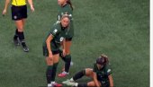 JEZIVA SCENA: Reprezentativka Amerike se srušila na terenu, meč odmah prekinut (VIDEO) JEZIVA SCENA: Reprezentativka Amerike se srušila na terenu, meč odmah prekinut (VIDEO)