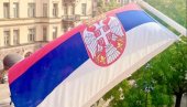 ZASTAVA SRBIJE VIJORI SE NA SVIM MERIDIJANIMA: Povodom Dana srpskog jedinstva, slobode i nacionalne zastave istaknute srpske trobojke (FOTO)