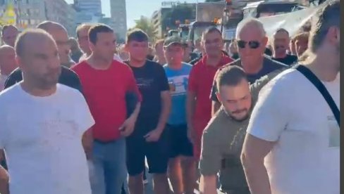 HOROR ZBOG ISPIRANJA MOZGA SA N1: Blokaderi teroristi linčovali influensera u Novom Sadu (VIDEO) HOROR ZBOG ISPIRANJA MOZGA SA N1: Blokaderi teroristi linčovali influensera u Novom Sadu (VIDEO)