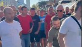 HOROR ZBOG ISPIRANJA MOZGA SA N1: Blokaderi nasilnici linčovali influensera u Novom Sadu (VIDEO) HOROR ZBOG ISPIRANJA MOZGA SA N1: Blokaderi nasilnici linčovali influensera u Novom Sadu (VIDEO)