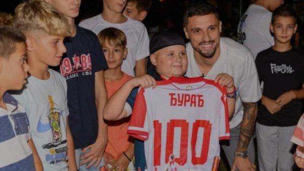 ЂУРАЂЕ, НЕКА ТИ ЈЕ СРЕЋНО: Раде Крунић изненадио малишана из Зрењанина (ВИДЕО) ЂУРАЂЕ, НЕКА ТИ ЈЕ СРЕЋНО: Раде Крунић изненадио малишана из Зрењанина (ВИДЕО)