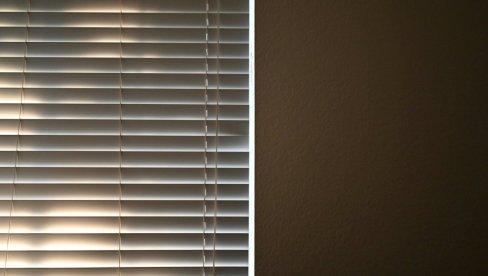 NE BI VAM PALO NA PAMET DA IH OVAKO BRIŠETE: Ovo skida prašinu sa venecijanera NE BI VAM PALO NA PAMET DA IH OVAKO BRIŠETE: Ovo skida prašinu sa venecijanera