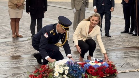 POČAST SRPSKOJ TROBOJCI: Ceremonija kod Trijumfalne kapije povodom Dana jedinstva, slobode i nacionalne zastave (FOTO) POČAST SRPSKOJ TROBOJCI: Ceremonija kod Trijumfalne kapije povodom Dana jedinstva, slobode i nacionalne zastave (FOTO)