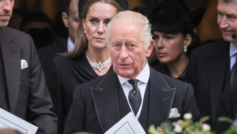 KRALJ ČARLS PREKINUO TRADICIJU STARU 400 GODINA: Sve se desilo na sahrani vojvotkinje od Kenta KRALJ ČARLS PREKINUO TRADICIJU STARU 400 GODINA: Sve se desilo na sahrani vojvotkinje od Kenta