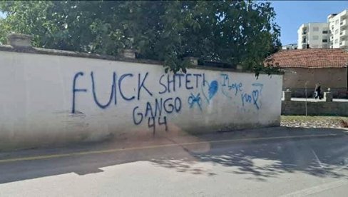 NA SVOME NISU DOBRODOŠLI: Na zidu dvorišta crkve u Kosovskoj Vitini ispisani pogrdni grafiti protiv Srba i SPC NA SVOME NISU DOBRODOŠLI: Na zidu dvorišta crkve u Kosovskoj Vitini ispisani pogrdni grafiti protiv Srba i SPC