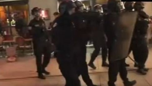 ПОЛИЦИЈА РАЗБИЈА БЛОКАДЕ У ФРАНЦУСКОЈ: Силом отерала ученике који су блокирали улаз школе - на десетине ухапшених демонстраната (ВИДЕО)