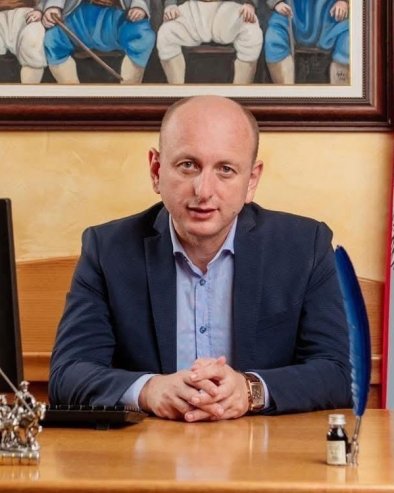 КНЕЖЕВИЋ ПОТКАЧИО МИЛАНОВИЋА: Извињавам се у његово име што није честитао Дан државности