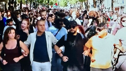СТОТИНЕ ХИЉАДА ЉУДИ НА УЛИЦАМА ФРАНЦУСКЕ: Сукоби с полицијом - стотину ухапшених СТОТИНЕ ХИЉАДА ЉУДИ НА УЛИЦАМА ФРАНЦУСКЕ: Сукоби с полицијом - стотину ухапшених