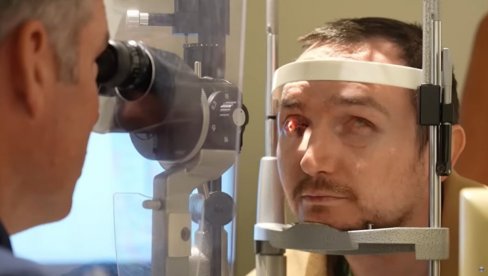 Bio je slep 20 godina, a onda su mu izvadili zub i - progledao je! Majstorija čuvenog doktora (VIDEO) Bio je slep 20 godina, a onda su mu izvadili zub i - progledao je! Majstorija čuvenog doktora (VIDEO)