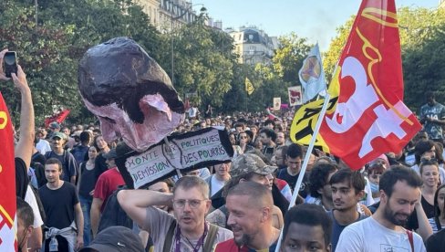 PRVA ŽRTVA PROTESTA U FRANCUSKOJ: Policija ubila muškarca koji ih je napao mačetom PRVA ŽRTVA PROTESTA U FRANCUSKOJ: Policija ubila muškarca koji ih je napao mačetom