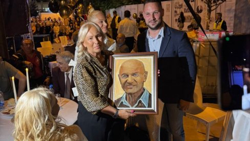 KRALJ FOLKA ŽIVI KROZ PESME: U Šapcu priređen muzički spektakl u znak sećanja na Šabana Šaulića (FOTO)