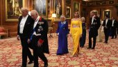 DA LI JE MELANIJA TRAMP PREKRŠILA PROTOKOL HALJINOM SA DRŽAVNOG BANKETA? Gola ramena i izrez ne prestaju da se komentarišu u modnom svetu (F