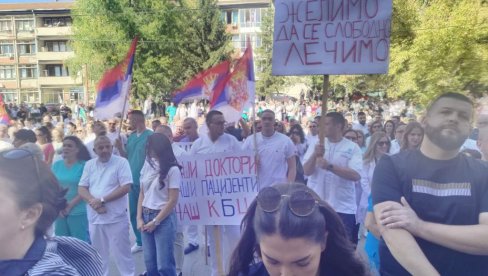 „DALJE RUKE OD BOLNICE“ Zdravstveni radnici protestovali zbog upada tzv. Kosovske policije u KBC Kosovska Mitrovica i Dom zdravlja (FOTO)