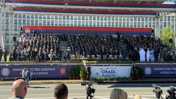 ВЕЛИЧАНСТВЕНА ВОЈНА ПАРАДА СНАГА ЈЕДИНСТВА: Велики број грађана испред Палате Србија, све спремно за спектакл (ФОТО/ВИДЕО)