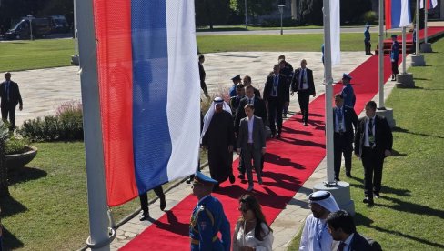 ШЕИК БИН ЗАЈЕД НА ВОЈНОЈ ПАРАДИ СРБИЈЕ: Председник УАЕ стигао је у пратњи Ане Брнабић (ВИДЕО) ШЕИК БИН ЗАЈЕД НА ВОЈНОЈ ПАРАДИ СРБИЈЕ: Председник УАЕ стигао је у пратњи Ане Брнабић (ВИДЕО)
