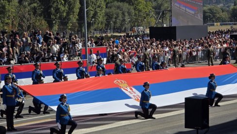 VELIČANSTVEN PRIZOR: Zastava od 300 metara razvijena na vojnoj paradi u Beogradu VELIČANSTVEN PRIZOR: Zastava od 300 metara razvijena na vojnoj paradi u Beogradu