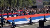 VELIČANSTVEN PRIZOR: Zastava od 300 metara razvijena na vojnoj paradi u Beogradu VELIČANSTVEN PRIZOR: Zastava od 300 metara razvijena na vojnoj paradi u Beogradu