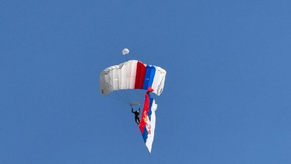 НЕБЕСКЕ ВИДРЕ: Вијори се са застава са неба (ВИДЕО)