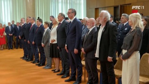 ВУЧИЋ УРУЧУЈЕ ОДЛИКОВАЊА: Председник на церемонији поводом Дана српској јединства, слободе и националне заставе (ВИДЕО)