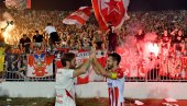 DOSAD NEVIĐENO! Evo kako su delije i fudbaleri Zvezde slavili istorijsku pobedu u večitom derbiju na stadionu Partizana (FOTO)