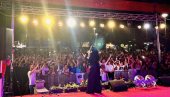 РЕКОРД ЗА КРАЈ ЛЕТА: Драгана Мирковић у Мрчајевцима окупила 30 хиљада људи (ФОТО) РЕКОРД ЗА КРАЈ ЛЕТА: Драгана Мирковић у Мрчајевцима окупила 30 хиљада људи (ФОТО)