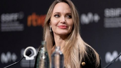 АНЂЕЛИНА ЏОЛИ У СМЕЛОМ ИЗДАЊУ НА ЦРВЕНОМ ТЕПИХУ, па дала изјаву о животу у Америци (ФОТО)