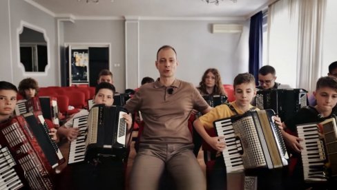 SVOJU HARMONIKU JE RASTEGAO DO DUBAIJA: Profesor iz Niša finalista nagrade Global Teacher Prize