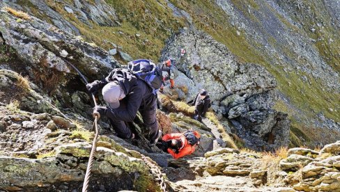 AVANTURA DO VRHA MOLDOVEANU: Zastava paraćinskog Javorka na najvišoj tački Rumunije (FOTO)