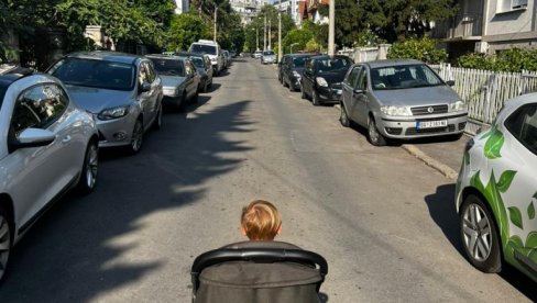 ŠETNJA IZMEĐU PARKIRANIH AUTOMOBILA: Stanovnici Banovog brda žale se na vozila koja im blokiraju trotoar pa moraju da izlaze na kolovoz ŠETNJA IZMEĐU PARKIRANIH AUTOMOBILA: Stanovnici Banovog brda žale se na vozila koja im blokiraju trotoar pa moraju da izlaze na kolovoz